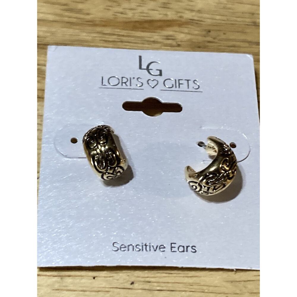 NWT LG‎ Lori’s Gifts Gold Tone Small Semi Hoop sensitive ear Earrings